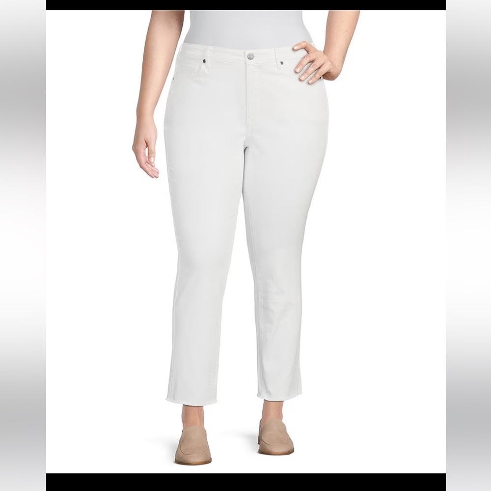 20W NYDJ White jeans, slight crop with fray hem